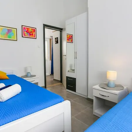 House Lori Tatil Evi Postira