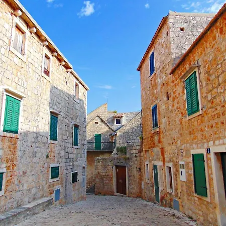 House Lori Tatil Evi Postira